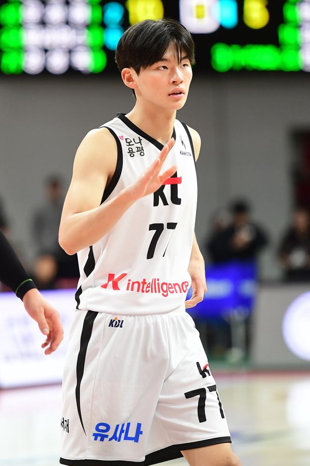 KT 강성욱은 19일 안양서 열린 정관장과 원정경기서 프로 데뷔전을 치러 가능성을 보였다. 그는 가드진 운영이 불안한 팀에 새로운 활력소가 될 수 있을까. 사진제공｜KBL