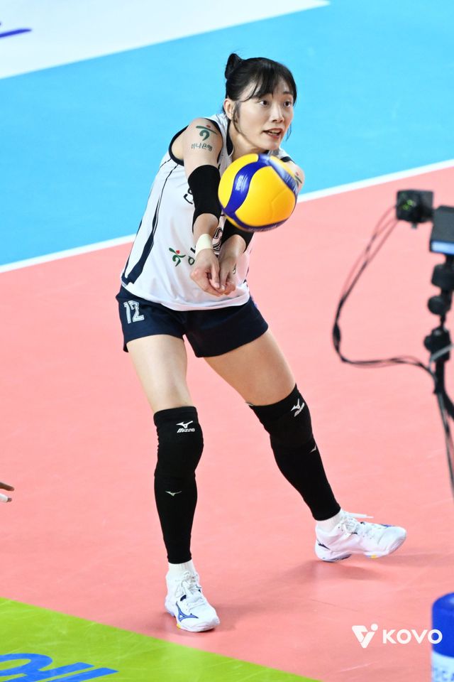 도로공사 문정원은 리베로 전향 첫 시즌 대다수 수비 지표에서 리그 최상위권에 이름을 올리며 팀의 선두 도약에 앞장섰다. 이젠&nbsp;수비형 아포짓 스파이커가 아닌 리베로로서 기량을 인정받겠다는 의지다. 사진제공│KOVO