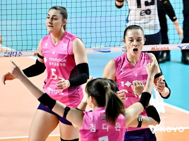 흥국생명 레베카(오른쪽)가 20일 인천삼산월드체육관에서 열린 GS칼텍스와 V리그 여자부 경기 중 득점을 올린 뒤 피치, 김다은과 기쁨을 나누고 있다. 사진제공｜KOVO
