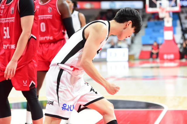 KT 강성욱은 19일 안양서 열린 정관장과 원정경기서 프로 데뷔전을 치러 가능성을 보였다. 그는 가드진 운영이 불안한 팀에 새로운 활력소가 될 수 있을까. 사진제공｜KBL