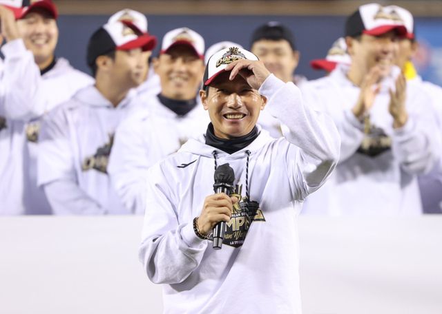 2023시즌을 앞두고 LG 지휘봉을 잡은 염경엽 감독은 첫 계약 기간 3년 동안 두 번의 통합 우승을 만들었다. 압도적인 성과를 앞세워 재계약에도 성공한 그는 이제 2년 전에 내세웠던 목표를 향해 다시 한 번 더 달려간다. 2026년에도 우승에 도전해 LG 왕조 구축의 기틀을 마련한다는 의지다. 지난 1일 잠실구장에서 열린 ‘한국시리즈 통합우승 IN 잠실’ 행사에서 인사말을 하고 있는 염 감독. 뉴시스