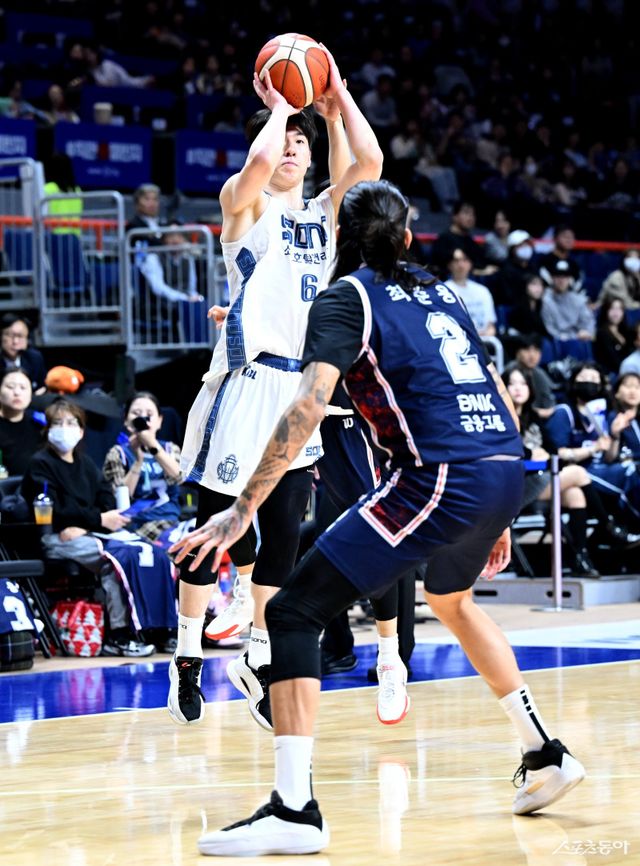 소노 이정현(왼쪽)이 20일 부산 사직체육관에서 열린 KCC전 도중 최준용의 수비를 피해 3점슛을 시도하고 있다. 사진제공｜KBL