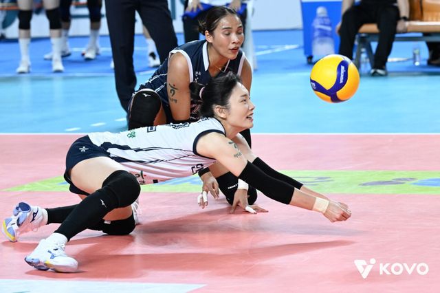 도로공사 문정원(앞)은 리베로 전향 첫 시즌 대다수 수비 지표에서 리그 최상위권에 이름을 올리며 팀의 선두 도약에 앞장섰다. 이젠&nbsp;수비형 아포짓 스파이커가 아닌 리베로로서 기량을 인정받겠다는 의지다. 사진제공│KOVO