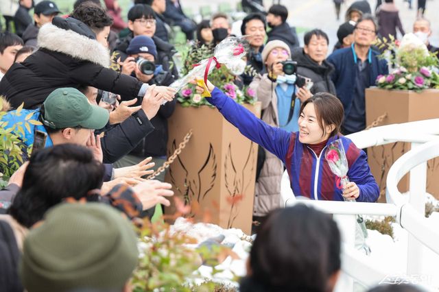 2024년 그랑프리 우승 후 팬들의 축하를 받으며 환한 표정을 짓고 있는 김혜선 기수.