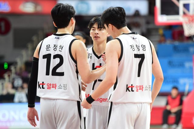 KT 강성욱(가운데)은 19일 안양서 열린 정관장과 원정경기서 프로 데뷔전을 치러 가능성을 보였다. 그는 가드진 운영이 불안한 팀에 새로운 활력소가 될 수 있을까. 사진제공｜KBL