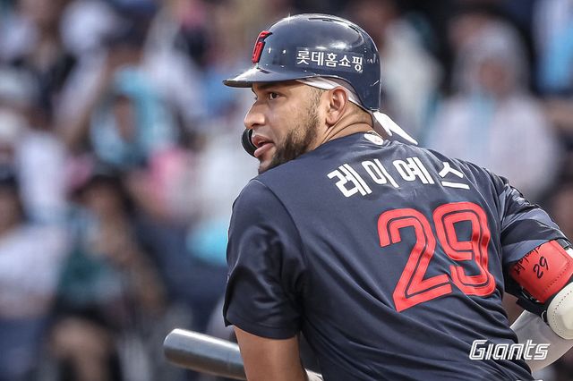 롯데가 지난해부터 2연속시즌 최다안타 1위를 차지한 빅터 레이예스와 재계약을 추진하고 있다. 사진제공｜롯데 자이언츠