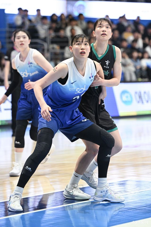 신한은행 홍유순이 21일 인천 도원체육관에서 열린 하나은행전 도중 리바운드 자리를 다투고 있다. 사진제공｜WKBL