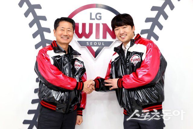 박해민(오른쪽)이 21일 잠실구장에서 LG와 4년 최대 65억 원에 FA 계약을 체결한 뒤 김인석 구단 대표이사와 악수하고 있다. 사진제공｜LG 트윈스