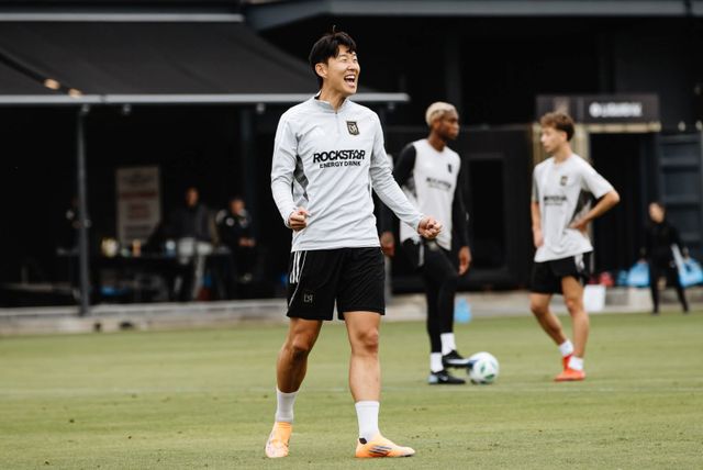 LLAFC 손흥민이 22일(한국시간) 밴쿠버 원정을 앞두고 캘리포니아주 클럽하우스에서 진행된 팀 훈련 도중 환한 미소를 짓고 있다. 사진출처｜LAFC 페이스북