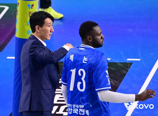 권영민 한국전력 감독(왼쪽)은 최근 우리카드와 현대캐피탈을 잇달아 꺾고 중위권으로 올라섰다. 23일 삼성화재전을 앞두고 “외국인 선수(베논·오른쪽)을 잘뽑으니 선수들이 더 힘을 내고 있다”고 웃었다. 사진제공│KOVO