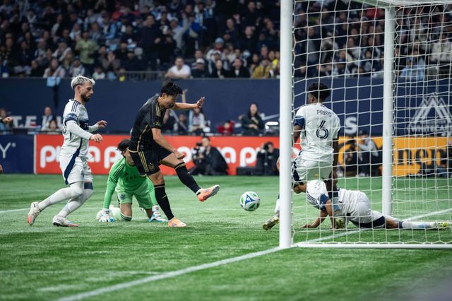 LAFC 손흥민이 23일(한국시간) BC 플레이스에서 열린 밴쿠버와 MLS컵 PO 서부 콘퍼런스 준결승에서 후반 15분 집념의 추격골을 터트리고 있다. 밴쿠버(미 브리티시 컬럼비아주)｜AP뉴시스