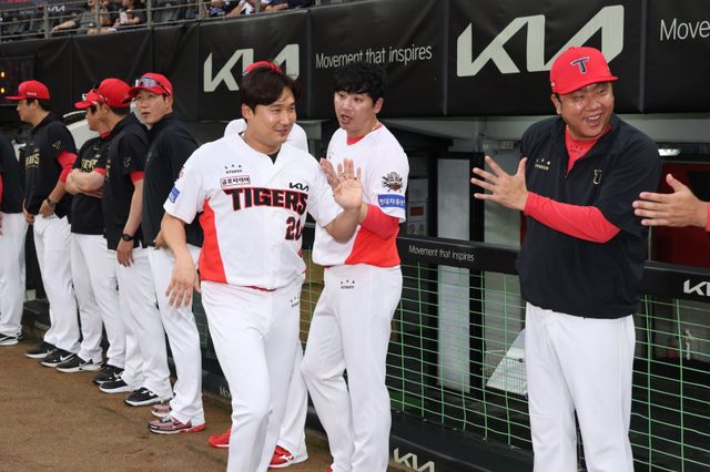 KIA는 23일 이준영(왼쪽)과 3년 최대 12억 원 규모의 FA 계약을 체결했다. 이준영은 2021년부터 5시즌 연속 50경기 이상 등판한 팀의 핵심 불펜이다. 사진제공｜KIA 타이거즈