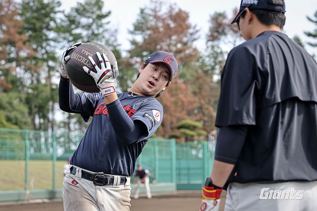 롯데 나승엽이 일본 미야자키에서 열린 마무리캠프 도중 메디신볼로 중심 이동 훈련을 소화하고 있다. 사진제공｜롯데 자이언츠