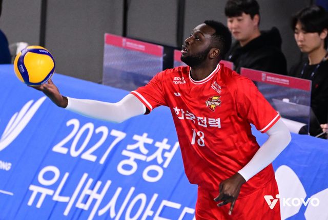 한국전력 베논(뒤)이 23일 대전충무체육관에서 벌어진 삼성화재와 V리그 남자부 정규리그 2라운드 원정경기에서 서브를 준비하고 있다. 트리플크라운을 기록한 베논을 앞세운 한국전력은 세트스코어&nbsp;3-1로 이겨 3연승을 달렸다. 사진제공│KOVO