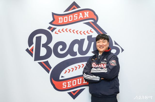 이진영 코치가 두산의&nbsp;1·2군 총괄 타격코치로 선임됐다. 이 코치가 구단 로고 앞에서 기념촬영을 하고 있다. 사진제공ㅣ두산 베어스