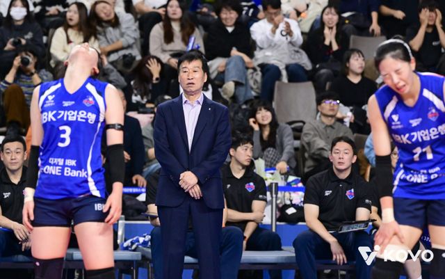 김호철 IBK기업은행 감독과 선수들이 22일 화성종합경기타운 실내체육관서 열린 현대건설과 V리그 여자부 경기에서 0-3 완패한 뒤 괴로워하고 있다. 김 감독은 이 경기를 끝으로 소속팀과 4년 동행에 마침표를 찍었다. 사진제공｜KOVO
