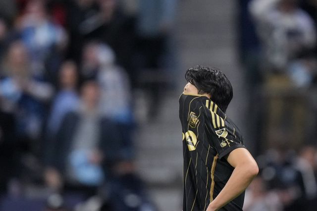 LAFC 손흥민이 23일(한국시간) BC 플레이스에서 열린 밴쿠버와 MLS컵 PO 서부 콘퍼런스 준결승에서 승부차기 실축을 한 뒤 아쉬워하고 있다. 밴쿠버(미 브리티시 컬럼비아주)｜AP뉴시스