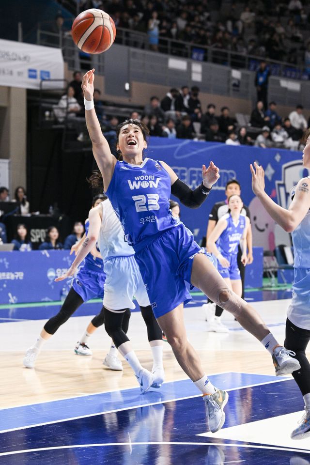 우리은행 김단비가 23일 아산 이순신체육관에서 열린 신한은행전에서 레이업슛을 시돠고 있다. 김단비는 XX점·X리바운드로 더블-더블을 기록하며 팀의 첫 승을 이끌었다. 사진제공｜WKBL