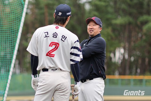 이병규 롯데 타격코치(오른쪽)가 일본 미야자키에서 열린 마무리캠프 도중 고승민과 대화하고 있다. 사진제공｜롯데 자이언츠