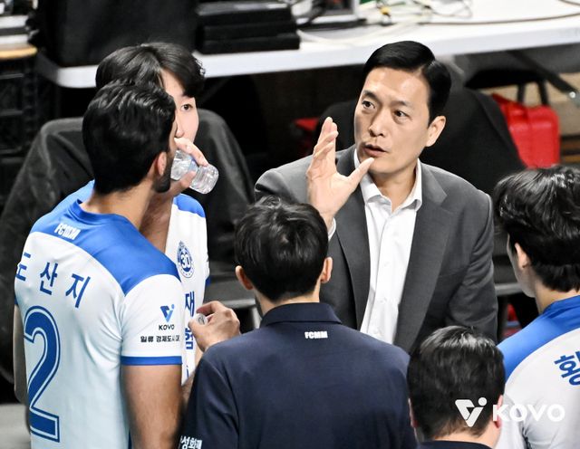 김상우 삼성화재 감독(오른쪽)은 현재 부진에서 탈출하려면 영건들의 분발이 필요하다고 얘기했다. 김준우를 비롯한 영건들이 주포 아히의 부담을 덜어줘야 숨통이 트일 것으로 내다봤다. 사진제공│KOVO