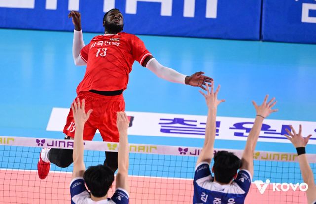 한국전력 베논(뒤)이 23일 대전충무체육관에서 벌어진 삼성화재와 V리그 남자부 정규리그 2라운드 원정경기에서 스파이크를 날리고 있다. 트리플크라운을 기록한 베논을 앞세운 한국전력은 세트스코어&nbsp;3-1로 이겨 3연승을 달렸다. 사진제공│KOVO