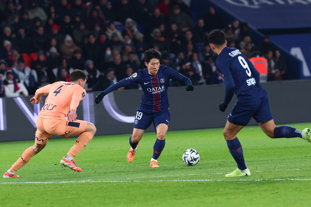 PSG 이강인(왼쪽 2번째)이 23일(한국시간) 프랑스 파리의 파르크 데 프랭스에서 열린 르아브르와 리그앙 13라운드 홈경기에서 드리블을 하고 있다. 0-0으로 맞선 전반 29분엔 이번 시즌 리그앙 마수걸이 골을 신고하며 팀의 3-0 완승에 앞장섰다. 사진출처│PSG 홈페이지