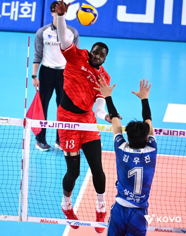한국전력 베논(뒤)이 23일 대전충무체육관에서 벌어진 삼성화재와 V리그 남자부 정규리그 2라운드 원정경기에서 스파이크를 날리고 있다. 트리플크라운을 기록한 베논을 앞세운 한국전력은 세트스코어&nbsp;3-1로 이겨 3연승을 달렸다. 사진제공│KOVO
