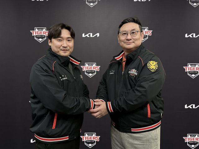 KIA는 23일 이준영과 3년 최대 12억 원 규모의 FA 계약을 체결했다. 이준영(왼쪽)과 심재학 단장이 계약 이후 기념사진을 촬영하고 있다. 사진제공｜KIA 타이거즈