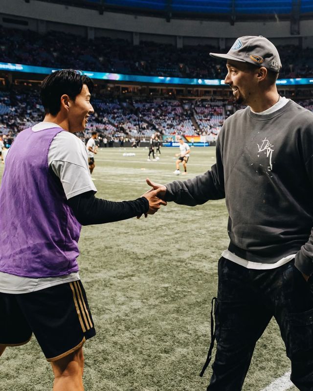 LAFC 손흥민(왼쪽)이 밴쿠버전을 앞두고 워밍업을 위해 그라운드로 입장하고 있다. 사진출처｜LAFC 페이스북