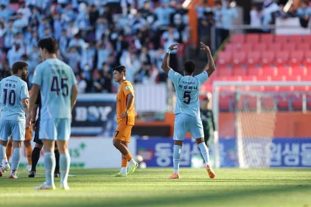 대구 지오바니(오른쪽)가 23일 제주월드컵경기장에서 열린 제주와 K리그1 37라운드 원정경기 후반 23분 동점골을 터트린 뒤 기뻐하고 있다. 사진제공｜한국프로축구연맹