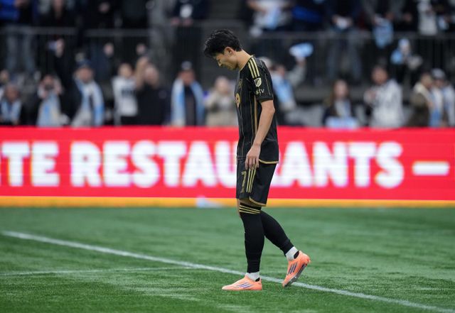LAFC 손흥민이 23일(한국시간) BC 플레이스에서 열린 밴쿠버와 MLS컵 PO 서부 콘퍼런스 준결승에서 승부차기 실축을 한 뒤 아쉬워하고 있다. 밴쿠버(미 브리티시 컬럼비아주)｜AP뉴시스