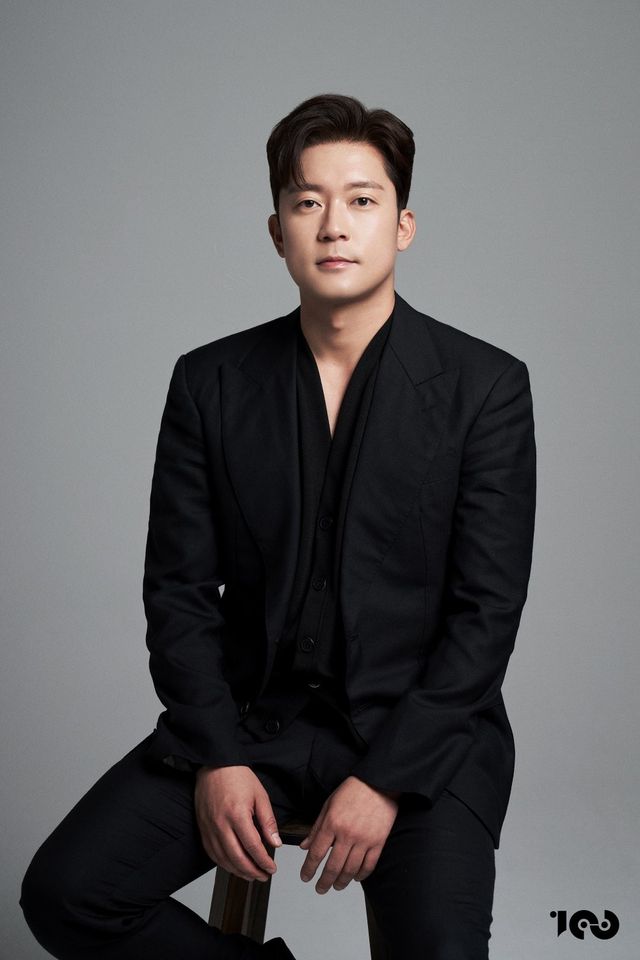 프리 선언 후 원헌드레드와 전속계약을 맺은 김대호. 그가 소속사를 통해 ‘연예인의 명함’이라는 공식 프로필 이미지를 공개했다. 사진제공|원헌드레드