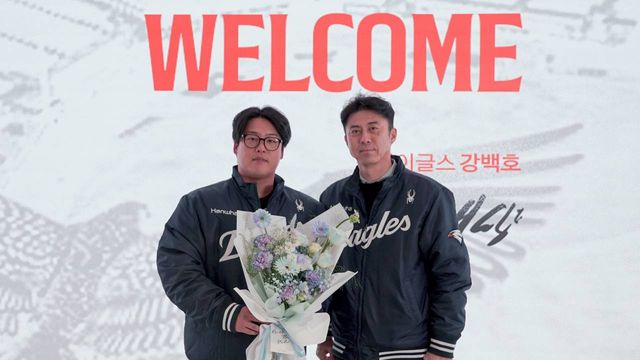 한화는 20일 FA A등급이었던 강백호(왼쪽)를 영입하며 타선을 보강했다. 하지만 원소속팀 KT에 20인 보호선수 외 1명의 선수를 내줄 위기에 놓였다. 사진제공｜한화 이글스