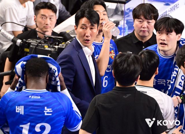 권영민 한국전력 감독(가운데)은 최근 우리카드와 현대캐피탈을 잇달아 꺾고 중위권으로 올라섰다. 23일 삼성화재전을 앞두고 “외국인 선수(베논)을 잘뽑으니 선수들이 더 힘을 내고 있다”고 웃었다. 사진제공│KOVO