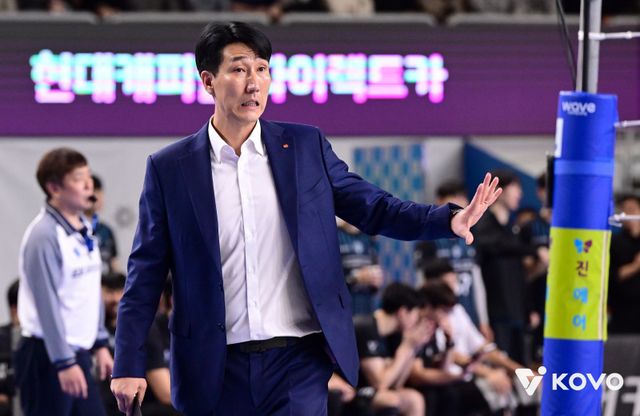 권영민 한국전력 감독은 최근 우리카드와 현대캐피탈을 잇달아 꺾고 중위권으로 올라섰다. 23일 삼성화재전을 앞두고 “외국인 선수(베논)을 잘뽑으니 선수들이 더 힘을 내고 있다”고 웃었다. 사진제공│KOVO