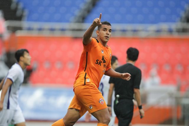 제주 유리 조나탄이 23일 제주월드컵경기장에서 열린 대구와 K리그1 37라운드 홈경기 전반 28분 선제골을 넣은 뒤 기뻐하고 있다. 사진제공｜한국프로축구연맹