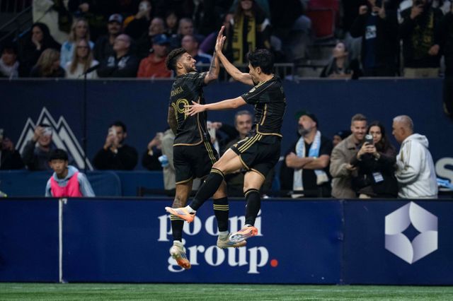 LAFC 손흥민(오른쪽)이 23일(한국시간) BC플레이스에서 열린 밴쿠버와 MLS컵 PO 서부 콘퍼런스 4강전서 후반 추가시간 동점골을 터트린 뒤 드니 부앙가와 펄쩍 뛰며 하이파이브를 하고 있다. 밴쿠버(미 브리티시 컬럼비아주)｜AP뉴시스