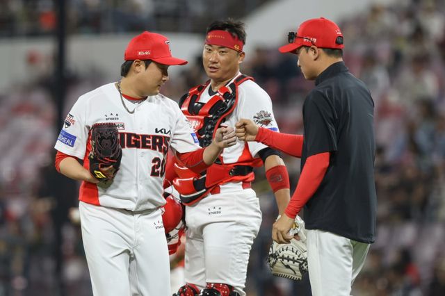 KIA는 23일 이준영(왼쪽 첫 번째)과 3년 최대 12억 원 규모의 FA 계약을 체결했다. 이준영은 2021년부터 5시즌 연속 50경기 이상 등판한 팀의 핵심 불펜이다. 사진제공｜KIA 타이거즈