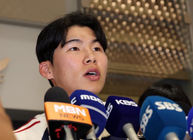 김혜성이 자신의 SNS를 통해 부친의 채무 논란을 해명하는 동시에 귀국길에 오른 6일 인천국제공항 입국장에서 보인 자신의 태도에 대해서도 진심으로 사과했다. 뉴시스