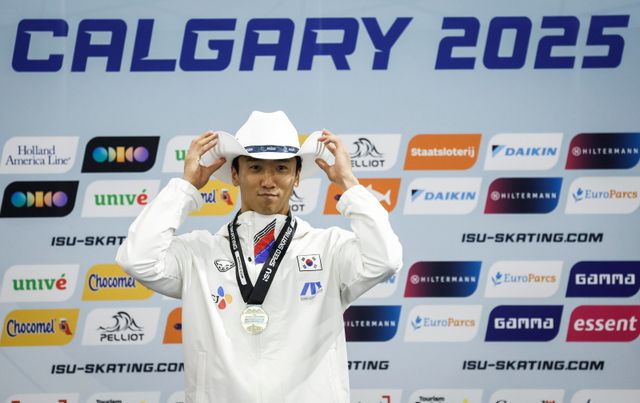 김준호가 23일(한국시간) 캘거리에서 열린 스피드스케이팅 월드컵 2차 대회 남자 500m 1차 레이스에서 33초99의 기록으로 금메달을 따낸 뒤 시상대에서 세리머니를 하고 있다. 캘거리(캐나다 앨버타주)ㅣAP뉴시스