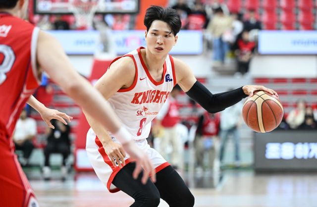 2024 동아스포츠대상 남녀프로농구 올해의 선수 후보는 남자프로농구 유기상, 양준석(이상 LG), 안영준(SK), 여자프로농구 김단비(우리은행), 김소니아(BNK)다. SK 안영준. 사진제공ㅣKBL