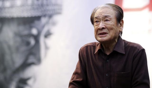 [서울=뉴시스] 최진석 기자 = 리어왕 역의 배우 이순재가 10일 서울 SNU 장학빌딩 베리타스홀에서 열린 연극 리어왕 연습실 공개 행사에서 장면시연을 하고 있다. 2023.05.10. myjs@newsis.com