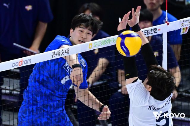 한국전력 박승수(뒤)는 2021~2022시즌 V리그 남자부&nbsp;신인왕을 수상했지만 이후 부진과 부상이 겹쳐 내리막을 걸었다. 그러나&nbsp;이번 시즌&nbsp;회복세를 보이면서 고비마다 투입돼&nbsp;공수에 걸쳐 팀에 활로를 만들고 있다. 사진제공│KOVO