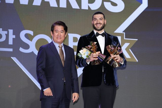 한화 코디 폰세(오른쪽)는 24일 롯데호텔월드에서 열린&nbsp; ‘2025 신한 SOL 뱅크 KBO 시상식’서 득표율 76%를 기록하며 리그 MVP로 뽑혔다. 사진제공｜KBO