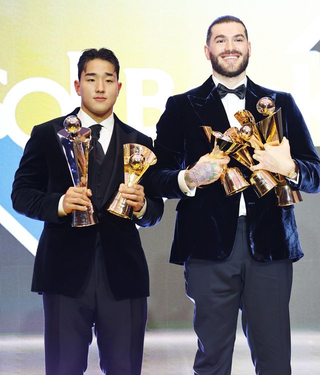 24일 롯데호텔월드에서 열린&nbsp;올 시즌 KBO리그 시상식에서&nbsp;신인상을 수상한 KT 안현민(왼쪽)과 MVP를 차지한 한화 코디 폰세가 기념촬영을 하고 있다. 뉴시스