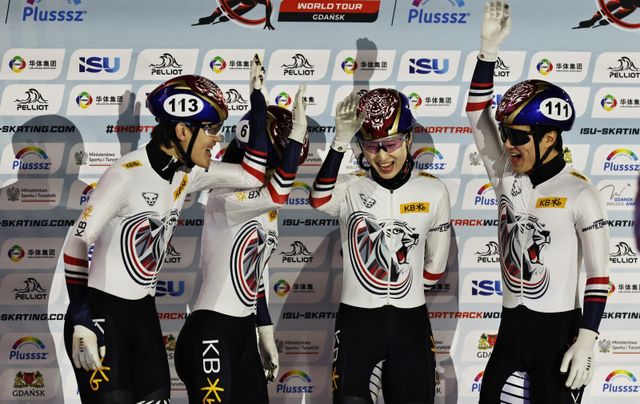 대한민국 쇼트트랙 대표팀 임종언, 최민정, 김길리, 이정민(왼쪽부터)이 24일(한국시간) 폴란드 그단스크에서 열린 월드 투어 3차 대회 혼성 2000m 계주에서 금메달을 따냈다. 레이스 직전 파이팅을 외치는 선수들. 그단스크(폴란드)ㅣ신화뉴시스