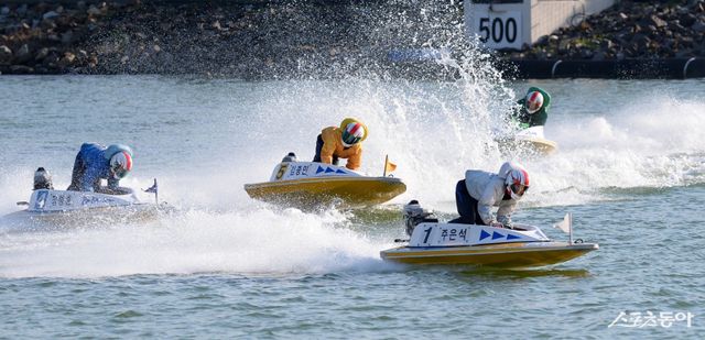 경정 선수들이&nbsp;미사리 경정장에서&nbsp;턴 마크를 돌며 경합을 벌이고 있다.