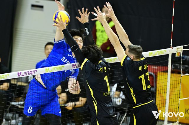 한국전력 박승수(뒤)는 2021~2022시즌 V리그 남자부&nbsp;신인왕을 수상했지만 이후 부진과 부상이 겹쳐 내리막을 걸었다. 그러나&nbsp;이번 시즌&nbsp;회복세를 보이면서 고비마다 투입돼&nbsp;공수에 걸쳐 팀에 활로를 만들고 있다. 사진제공│KOVO