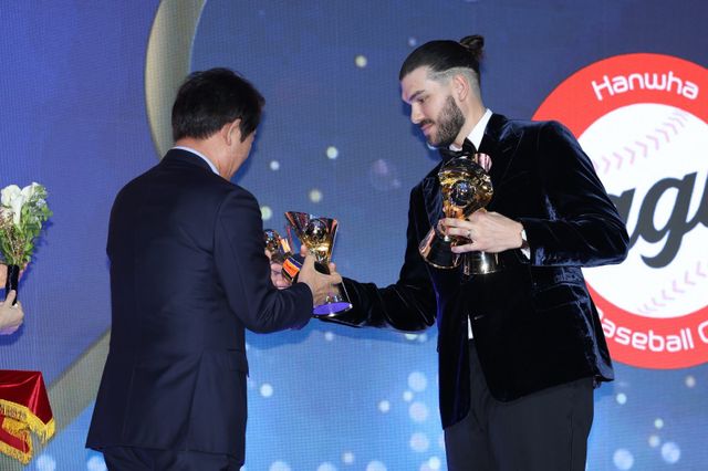 한화 코디 폰세(오른쪽)는 24일 롯데호텔월드에서 열린&nbsp; ‘2025 신한 SOL 뱅크 KBO 시상식’서 득표율 76%를 기록하며 리그 MVP로 뽑혔다. 사진제공｜KBO