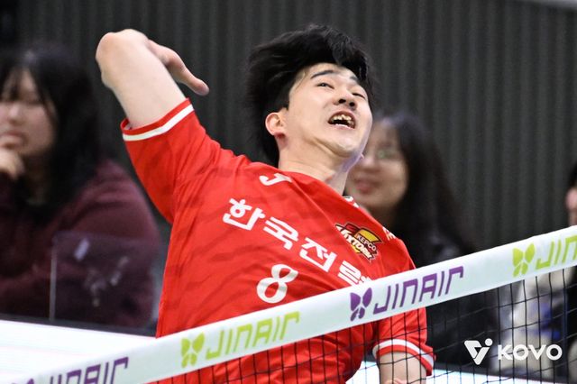 한국전력 박승수는 2021~2022시즌 V리그 남자부&nbsp;신인왕을 수상했지만 이후 부진과 부상이 겹쳐 내리막을 걸었다. 그러나&nbsp;이번 시즌&nbsp;회복세를 보이면서 고비마다 투입돼&nbsp;공수에 걸쳐 팀에 활로를 만들고 있다. 사진제공│KOVO